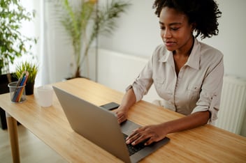 A woman using key tracking software on her laptop